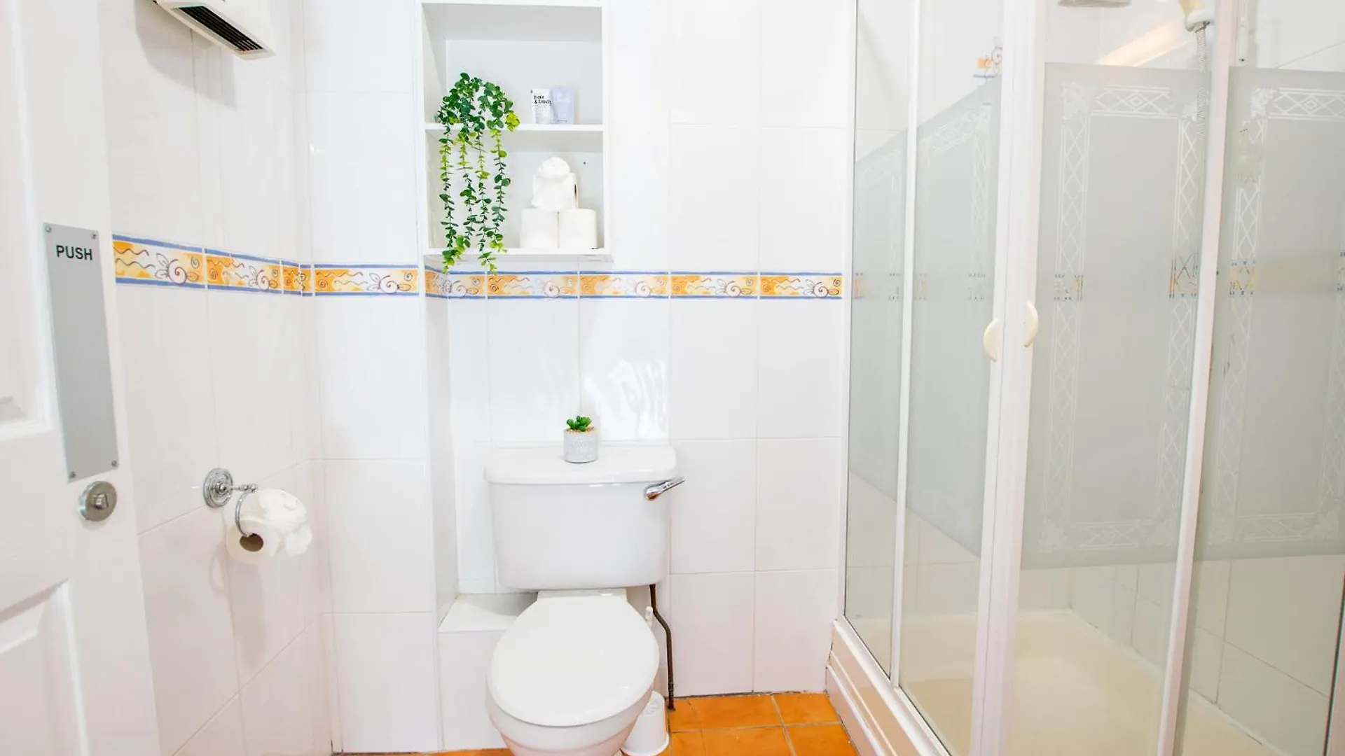 66 - Large Townhouse By Shortstays Galway